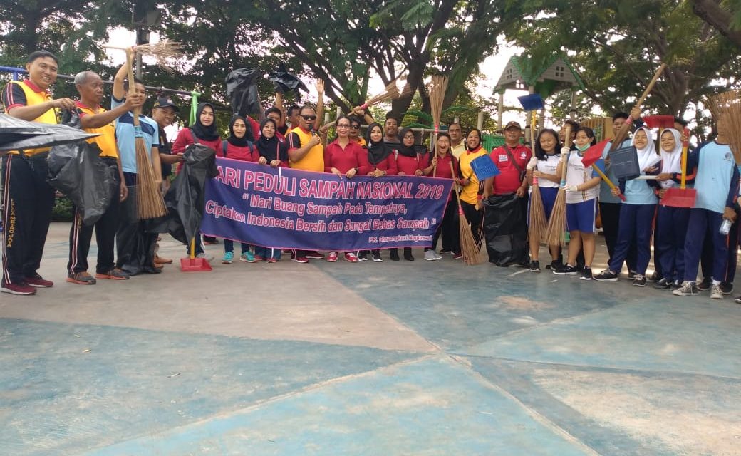 Peringati Hari Peduli Sampah Nasional, Polsek Neglasari bersama Pelajar gelar bersih – bersih taman