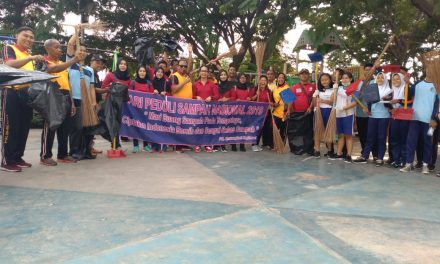 Peringati Hari Peduli Sampah Nasional, Polsek Neglasari bersama Pelajar gelar bersih – bersih taman