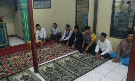 Bripka Agani Binmas Polsek Neglasari Shubuh berjamaah bersama warga Kelurahan Mekarsari