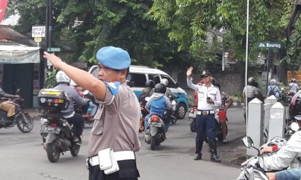 Polsek Neglasari Ciptakan Kamseltibcar Lantas pada hari pertama masyarakat beraktifitas