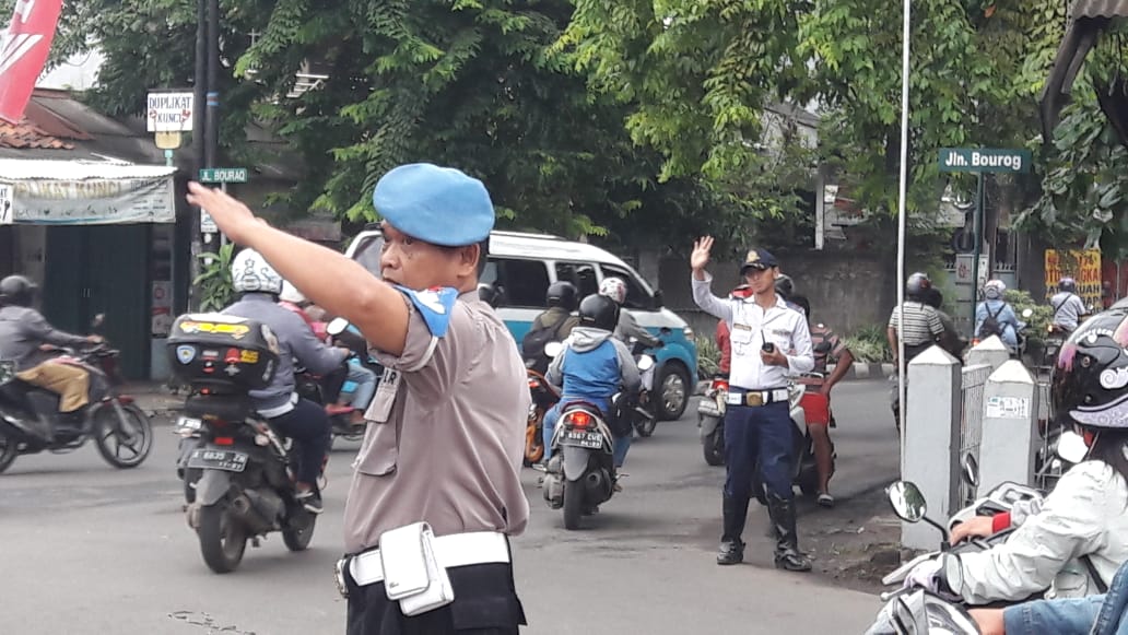 Polsek Neglasari Ciptakan Kamseltibcar Lantas pada hari pertama masyarakat beraktifitas