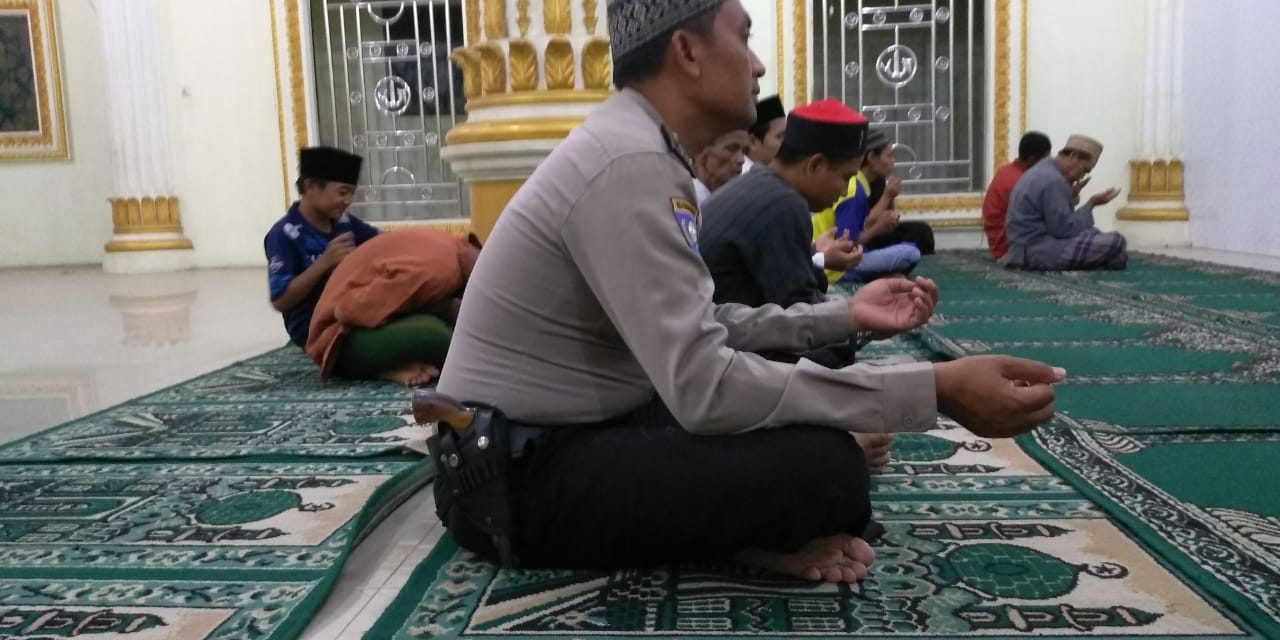 Bhabinkamtibmas Polsek Neglasari Shubuh berjamaah bersama tokoh agama Karang Sari