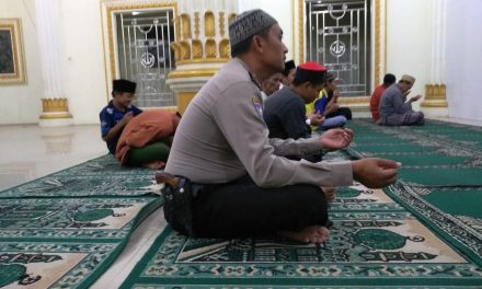 Bhabinkamtibmas Polsek Neglasari Shubuh berjamaah bersama tokoh agama Karang Sari