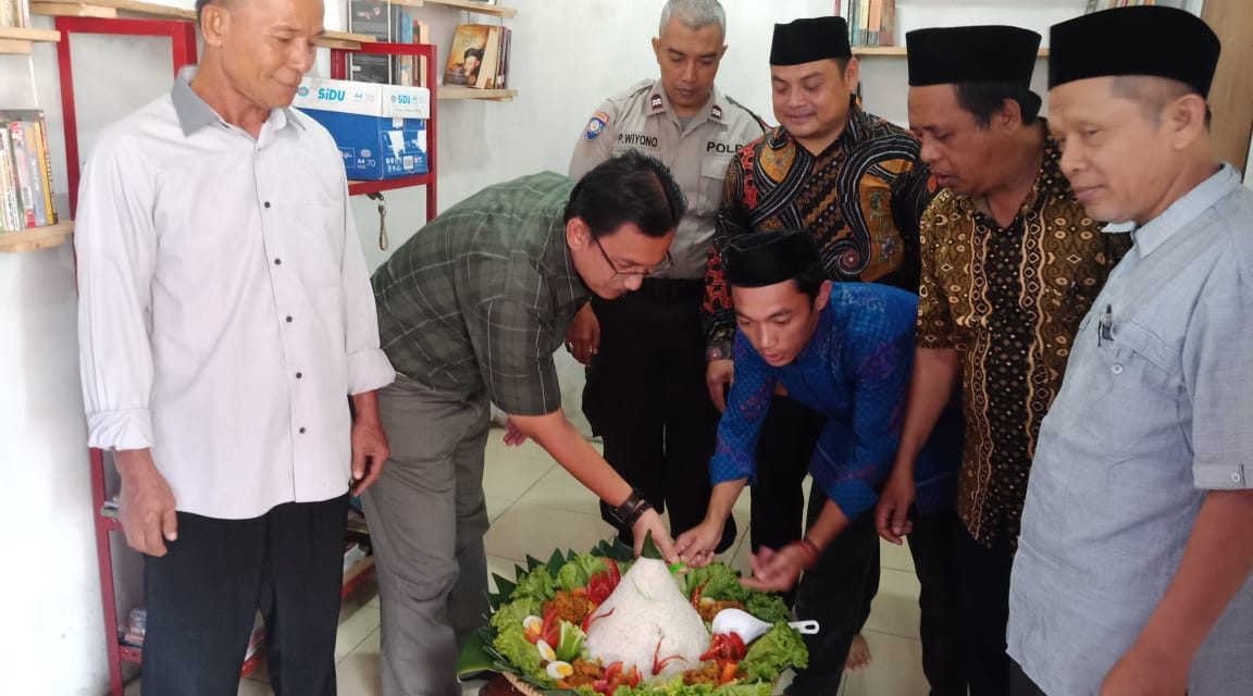 SINERGITAS TIGA PILAR,BHABINKAMTIBMAS KELURAHAN BELENDUNG POLSEK BENDA HADIRI PEMBUKAAN KAMPUNG AKSARA INDONESIA