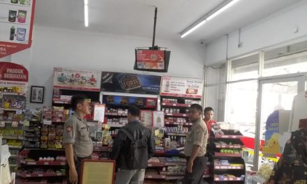 Patroli dialogis Sabhara Polsek Neglasari imbau Kasir minimarket tetap waspada