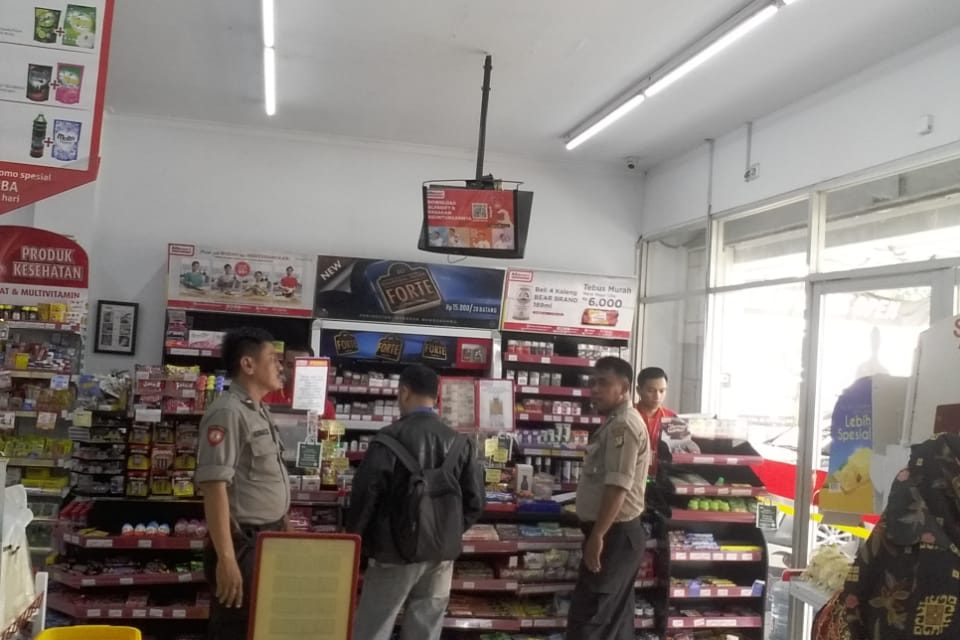 Patroli dialogis Sabhara Polsek Neglasari imbau Kasir minimarket tetap waspada