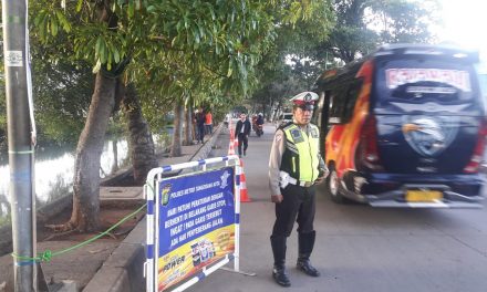 Cegah Kemacetan, Unit Lantas Polsek Neglasari pagari sisi jalan Suryadharma dengan traffic cone