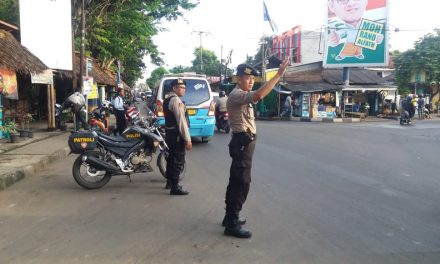 Sabhara Polsek Neglasari cegah sepeda motor melawan arus lalu lintas