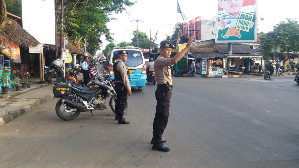 Sabhara Polsek Neglasari cegah sepeda motor melawan arus lalu lintas