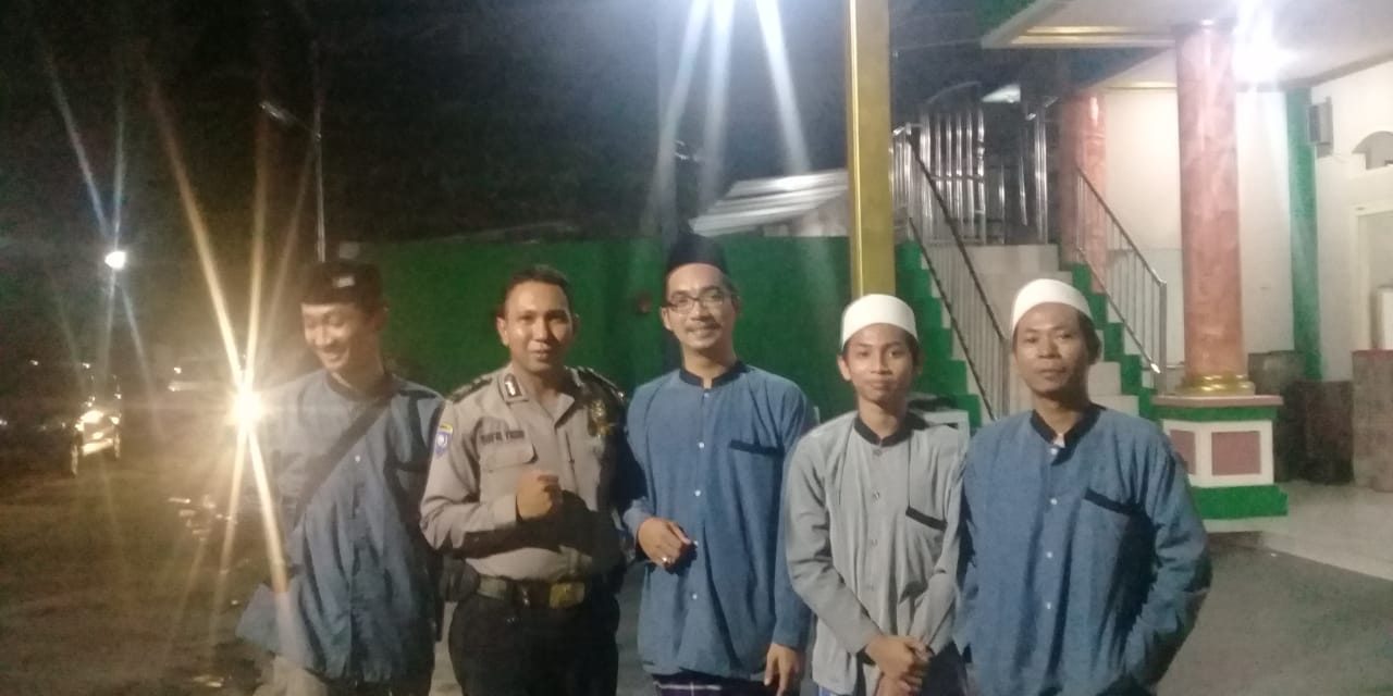 Tingkatkan Tali Silaturahmi, Binmas Polsek Neglasari Shalat berjamaah bersama warga