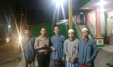 Tingkatkan Tali Silaturahmi, Binmas Polsek Neglasari Shalat berjamaah bersama warga