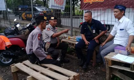 Dialog dengan tokoh Masyarakat, Panit Sabhara Polsek Neglasari ingatkan warga tetap Waspada