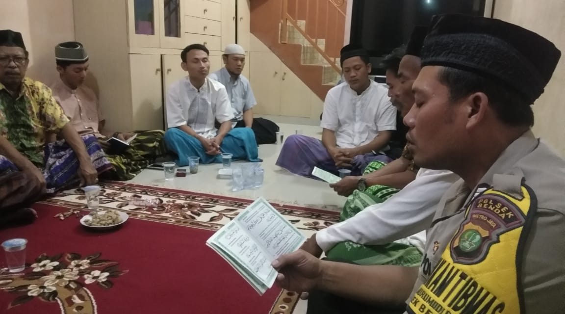 Hadiri Tahlil,Bhabinkamtibmas Polsek Benda Tampilkan citra positif di Masyarakat