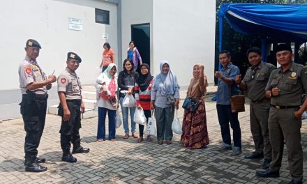 UNIT PATROLI POLSEK BENDA AMANKAN JALANNYA PEMBAGIAN PAKET BAHAN PANGAN MURAH