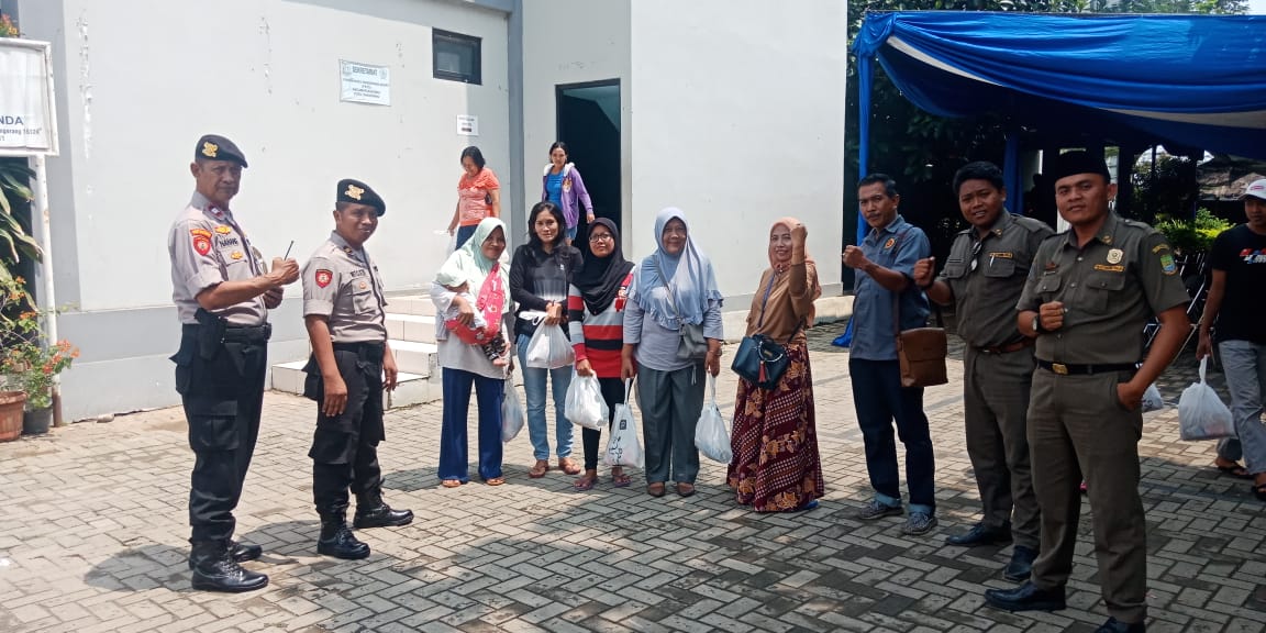 UNIT PATROLI POLSEK BENDA AMANKAN JALANNYA PEMBAGIAN PAKET BAHAN PANGAN MURAH