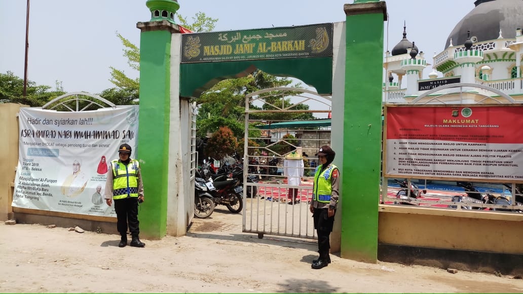 POLWAN POLSEK BENDA CIPTAKAN RASA AMAN DI TENGAH WARGA YANG MELAKSANAKAN SHALAT JUMAT