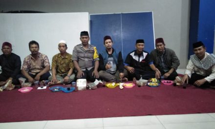 Bhabinkantibmas Polsek Sepatan Aiptu Khaerul Saleh menghadiri pengajian bulanan di majelis Desa karet