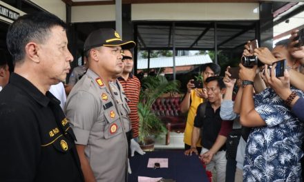 KONFERENSI PERS POLSEK TELUKNAGA PENGUNGKAPAN KASUS PENCURIAN DENGAN PEMBERATAN