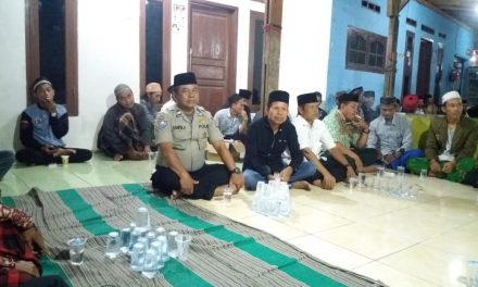 Bhabinkantibmas Polsek Sepatan Aiptu D Syaipul Anwar menghadiri acara tahlilan Warga