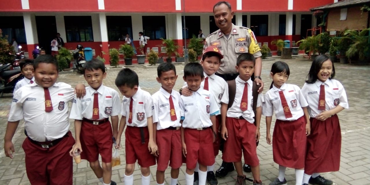 Pilih Jajanan Sehat, Pesan Aiptu Mulyadih Kepada Siswa Saat Jam Istirahat