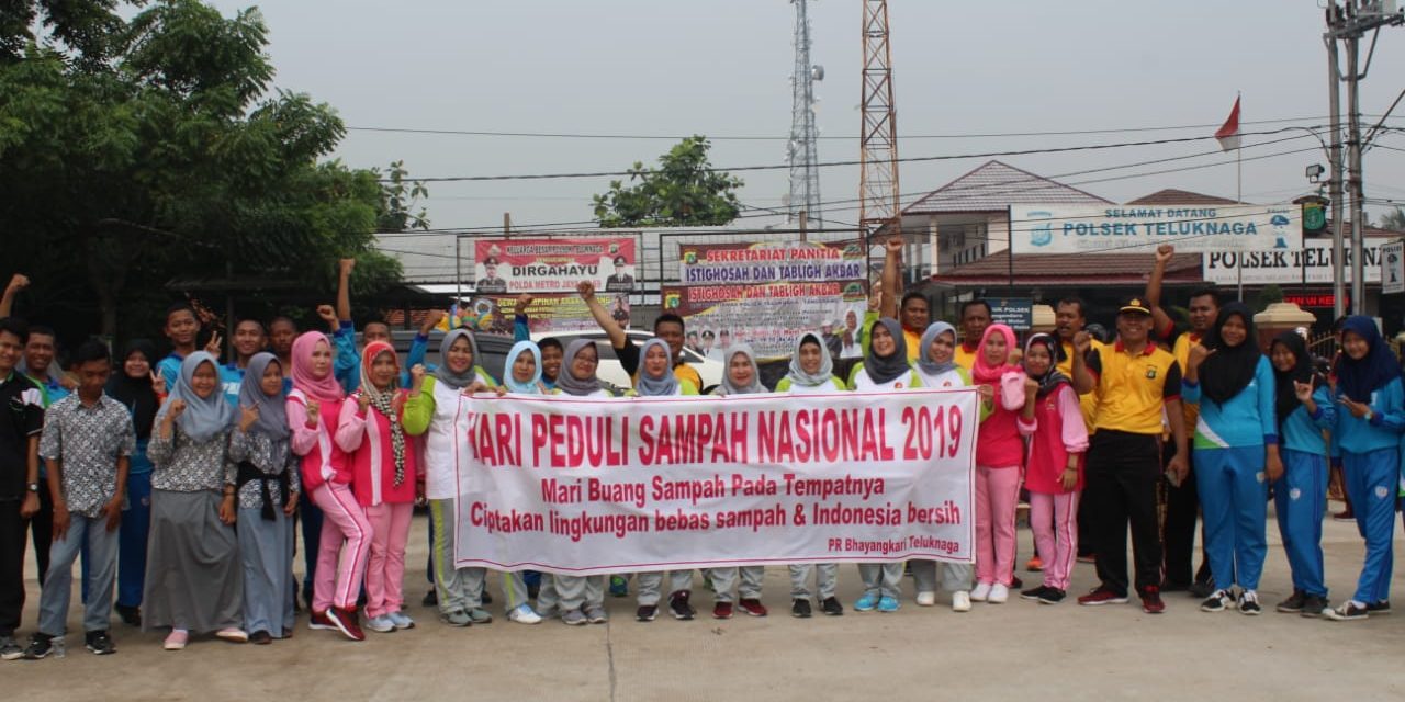 PERINGATI HARI PEDULI SAMPAH NASIONAL 2019 BHAYANGKARI DAN POLSEK TELUKNAGA