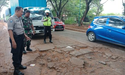 HATI HATI SEPANJANG JALAN AMD DAN HUSEIN SASTRA NEGARA BANYAK JALAN BERLUBANG