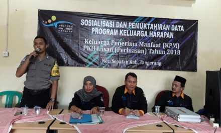 Bhabinkantibmas Polsek Sepatan Brigadir Sidik Ammarullah SH Menghadiri dan Pengamanan Giat Sosialisasi Dan Pemuktahiran Data PKH (Program Keluarga Harapan) Desa Kayu Agung