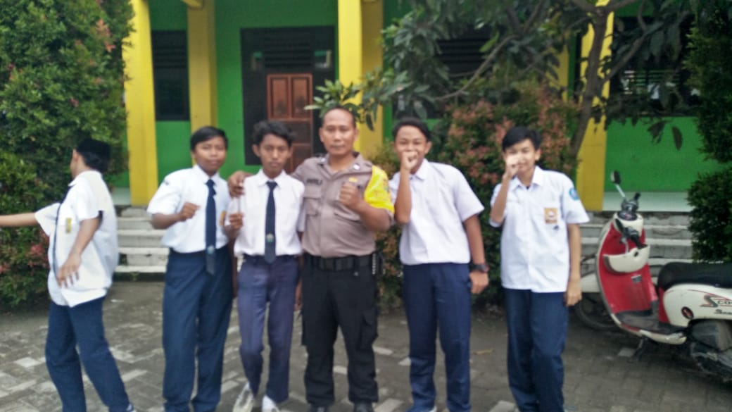 Bhabinkantibmas Polsek Sepatan Aiptu Khaerul Saleh, beri motivasi dan Himbauan Kepada Siswa SMP Pilar Bangsa