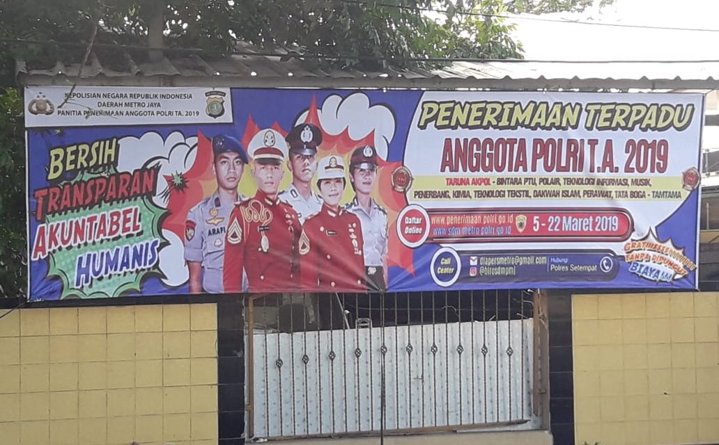 Spanduk Penerimaan Terpadu Anggota Polri TA 2019 Terpasang Dijalan Raya Kampung Melayu Depan Polsek Teluknaga