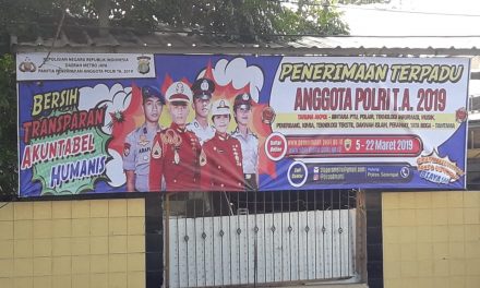 Spanduk Penerimaan Terpadu Anggota Polri TA 2019 Terpasang Dijalan Raya Kampung Melayu Depan Polsek Teluknaga