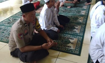 Giat Polisi Cinta Masjid Saat Melaksanakan Sholat Jum’at Dimasjid Al Islah Ds. Rawa Burung