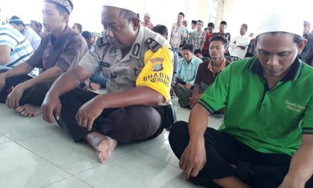 Panggilan Adzan Berkumandang Bhabinkamtibmas Ds. Kosambi Timur Sambangi Masjid Berbaur Dengan Warga