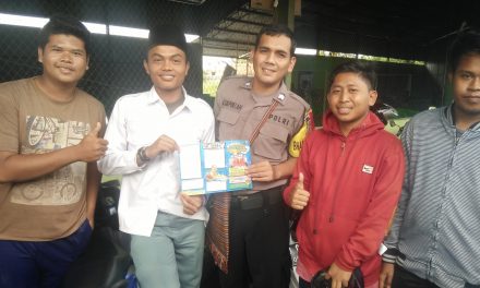 Bhabinkantibmas Desa Kayu Bongkok’ Berbagi Brosur Penerimaan Bintara Polri Tahun 2019 Kepeda Muda Mudi