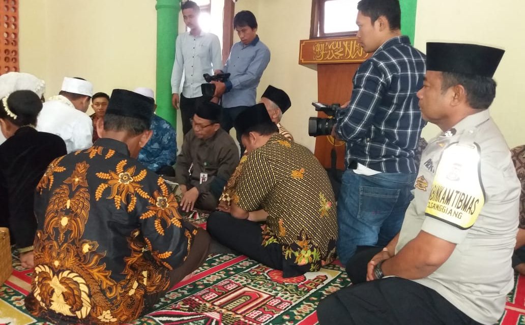 Bhabinkantibmas Desa Sangiang’ Ciptakan Rasa Aman dan Nyaman di Acara Akad Nikah Warga