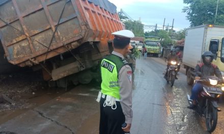 IMBAS MOBIL DUMP TRUK TERPEROSOK KE SELOKAN,ARUS LALIN JALAN RAYA PERANCIS PADAT MERAYAP.