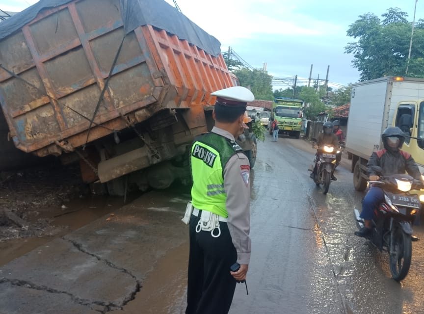 IMBAS MOBIL DUMP TRUK TERPEROSOK KE SELOKAN,ARUS LALIN JALAN RAYA PERANCIS PADAT MERAYAP.