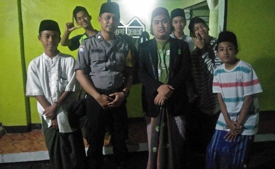 Bhabinkantibmas Polsek Sepatan Brigadir Sidik Ammarullah Sambang Santri Ponpes Riyatul Jannah Desa Kayu Agung