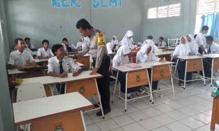 Kunjungi SMPN 2 Kosambi Bhabinkamtibmas Ds. Cengklong Ajak Pelajar Patuhi Peraturan Sekolah