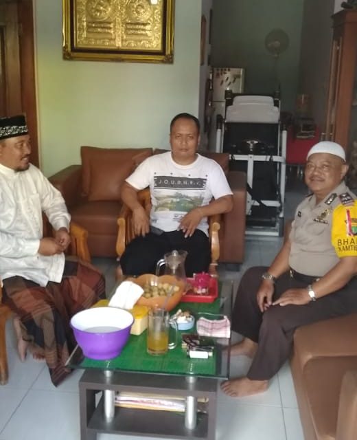 Bhabinkantibmas Desa Pisangan Jaya Aiptu Budi SY Sambang Silaturahmi Ke Tokoh Agama