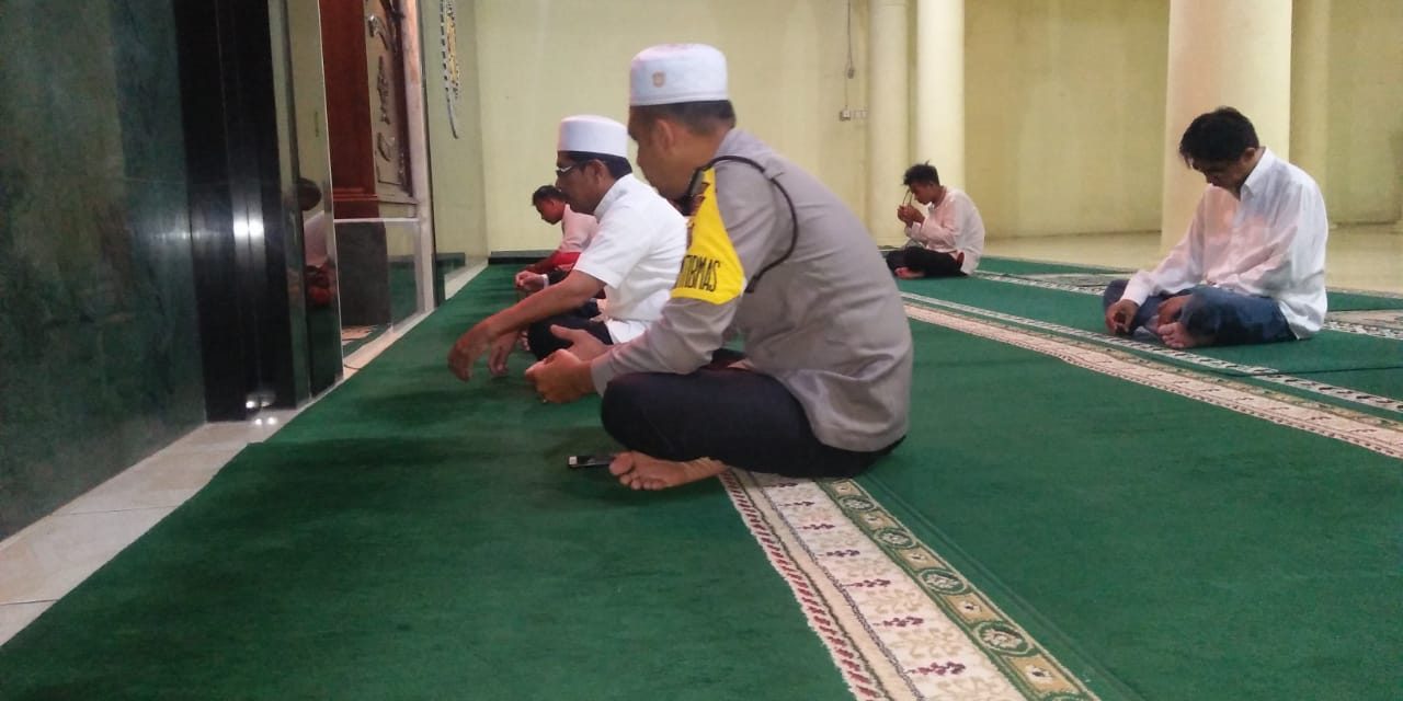 Giat Memakmurkan Masjid Bhabinkamtibmas  Ds. Tanjung Burung Melaksanakan Sholat Subuh Berjamaah