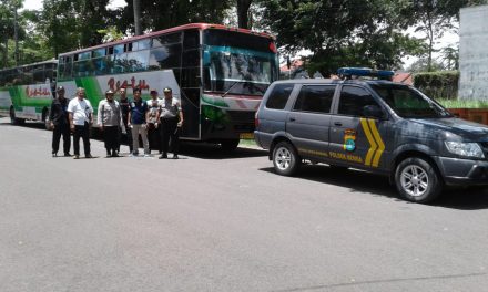 PERSONIL POLSEK BENDA KAWAL KEBERANGKATAN MASSA YANG AKAN MENGHADIRI HARLAH NU