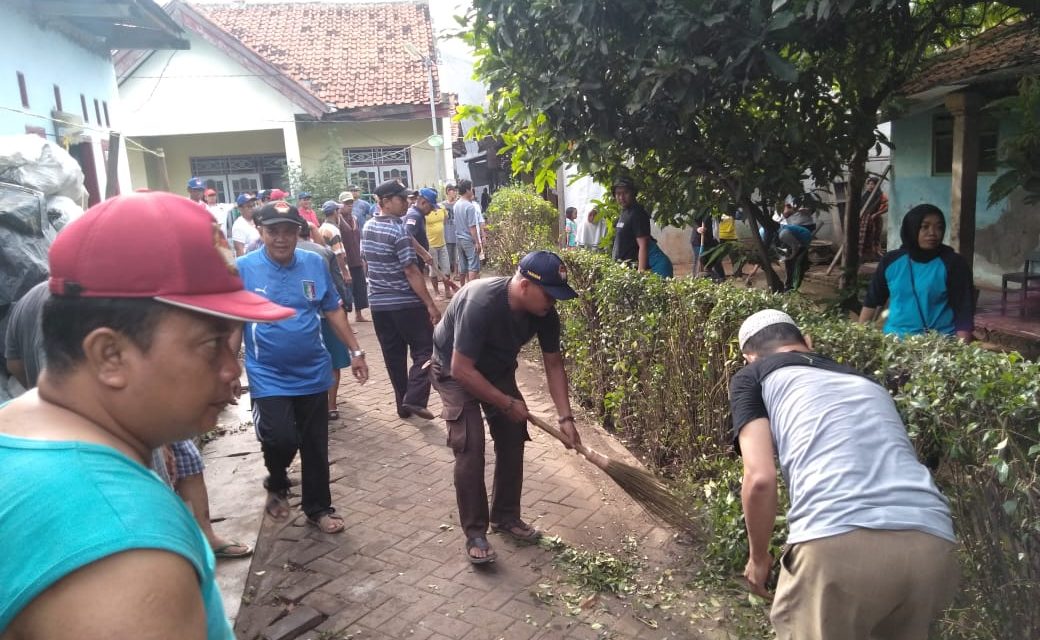 Dengan Mengikuti Kerja Bakti Bersama, Bhabinkamtibmas Polsek Cipondoh Ciptakan Situasi Aman