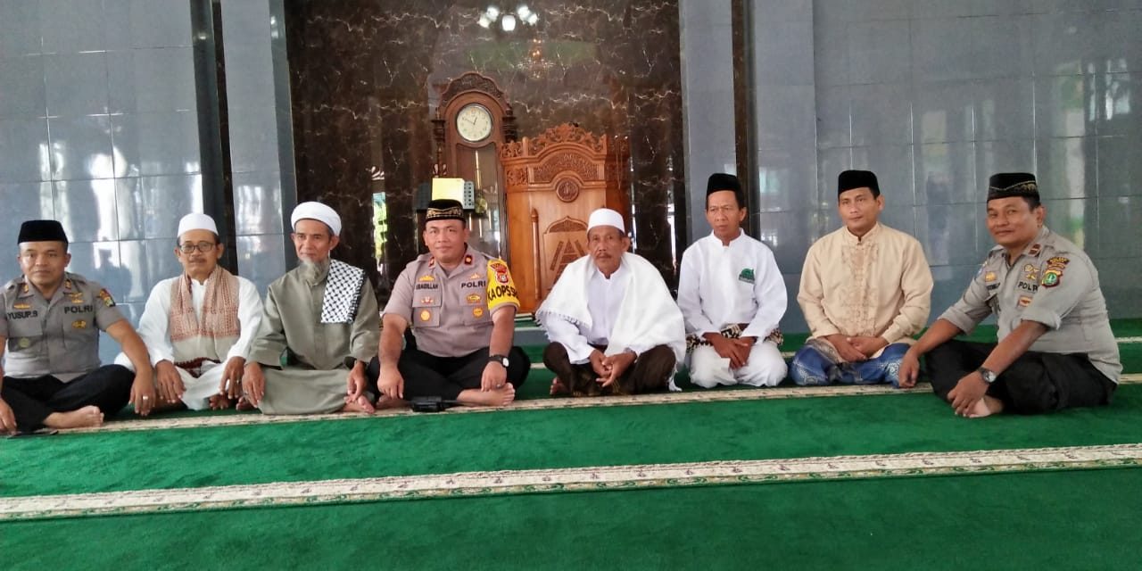 SHALAT JUMAT DI MASJID ALBARKAH JURUMUDI,KAPOLSEK BENDA UCAPKAN TERIMAKASIH BENDA TETAP KONDUSIF