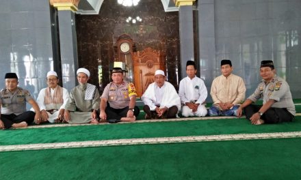 SHALAT JUMAT DI MASJID ALBARKAH JURUMUDI,KAPOLSEK BENDA UCAPKAN TERIMAKASIH BENDA TETAP KONDUSIF