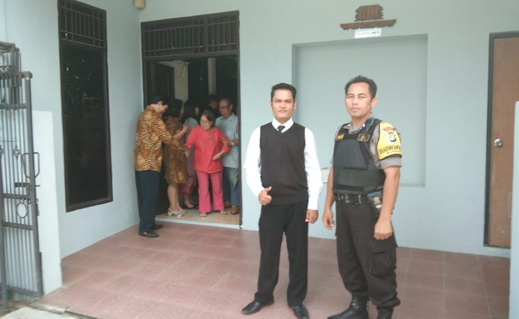 Kegiatan pengamanan Gereja GBI Taman Poris Gaga, Bhabinkamtibmas Hadir lakukan penjagaan kamtibmas