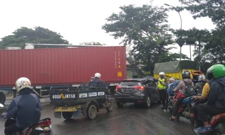 Kontener Mogok tutup Jalur utama JL.Daan Mogot Km.22, akibatnya kemacetan panjang tak terhindar personil Lantas Polsek Batu Ceper laksanakan bantuan Evakuasi