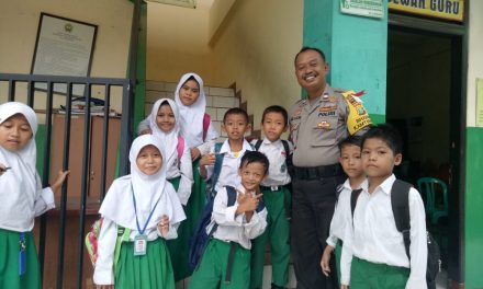 Aiptu Mulyadih Memberikan Motivasi Kepada Siswa Saat Kunjungan Ke Sekolah