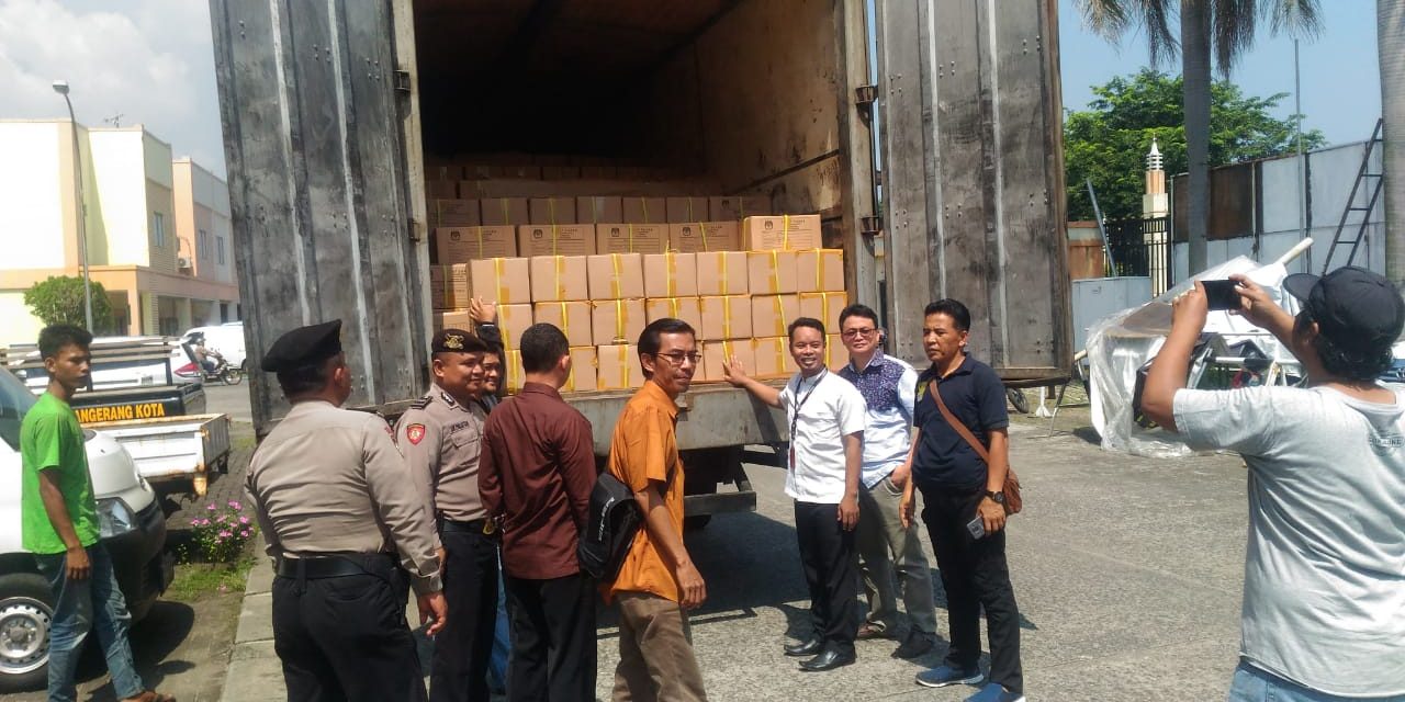 Personil Polsek Batu Ceper lakukan Pengamanan dan penjagaan Pendistribusian logistik surat suara (KPU) Pileg dan Pilpres 2019