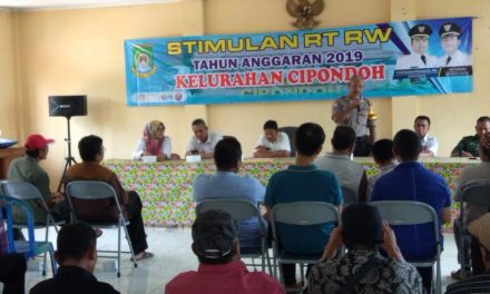 Bersama Tiga Pilar Kelurahan Cipondoh, Aiptu Sukarno Hadiri Pemberian Stimulan Kepada RT dan RW