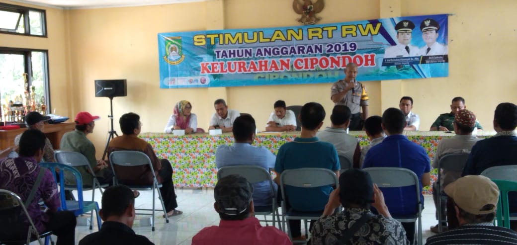 Bersama Tiga Pilar Kelurahan Cipondoh, Aiptu Sukarno Hadiri Pemberian Stimulan Kepada RT dan RW